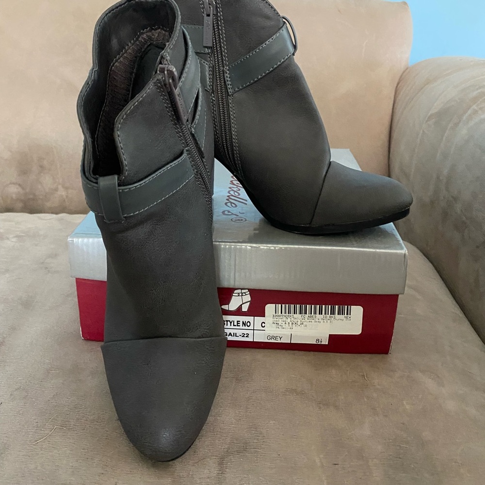 Breckelle's Shoes Gail-22 booties size 8.5.